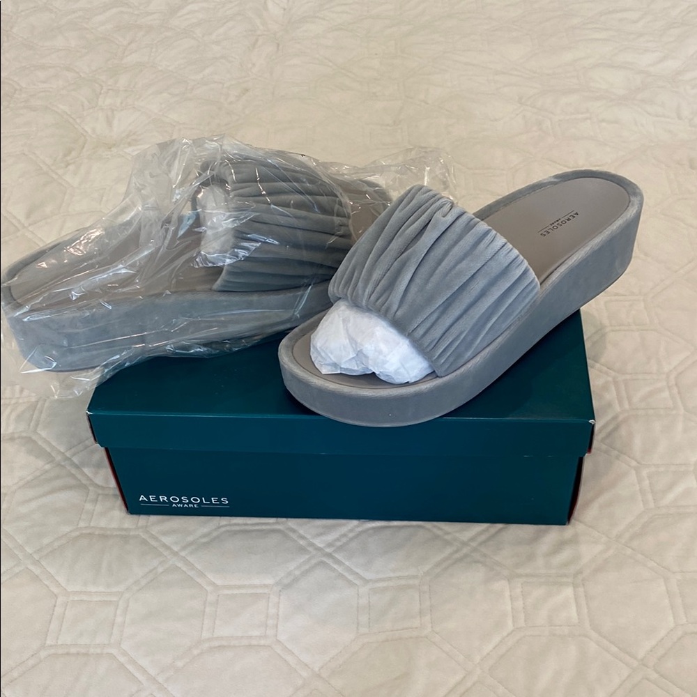 AEROSOLES Light Gray Pleated Slide Sandals style Dada size 11 NEVER WORN